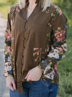 Brown Floral Button-Front Shirt with Pink & Cream Accents (XL)